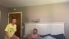 Afspelen Hete MILF berijdt de lul van haar amateur-buurvrouw terwijl haar vrouw weg is