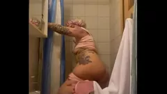 Jouer La bionda sexy Alina Modelista si insapona sotto la doccia